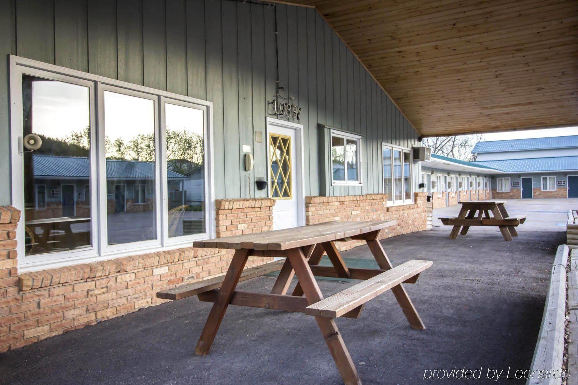 Deer Lodge Motel 圣丹斯 外观 照片